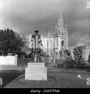 Llandaff Cathedral und Statue von James Rcy Buckley von William Goscombe John. Llandaff, Südwales. 1st. März 1954. Stockfoto