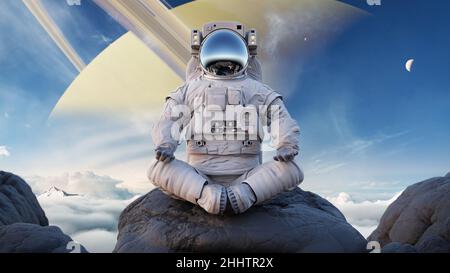 astronaut meditiert auf der Oberfläche des Saturnmondes Titan (3D Raumdarstellung) Stockfoto