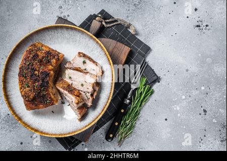 Filipino marinierten Schweinebauch mit Kruste in einem Teller. Grauer Hintergrund. Draufsicht. Speicherplatz kopieren Stockfoto