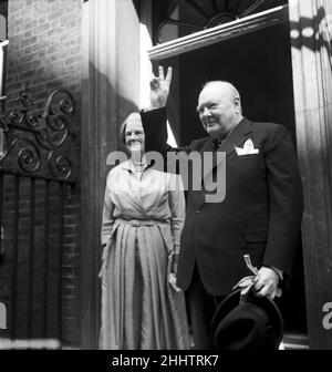 Premierminister Winston Churchill gibt das Siegeszeichen auf den Stufen der Downing Street 10 nach der Hochzeit seiner Tochter mit Anthony Eden. August 1952 C4062 Stockfoto