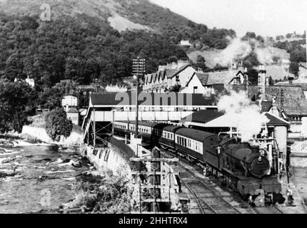 Die Great Western Railway Manor Klasse 4-6-0 Dampflokomotive Foxcote Manor, Nummer 7822, fährt von Llangollen in Richtung Barmouth - Birmingham Exkursionszug, vorbei am Fluss Dee.circa 1955. Stockfoto