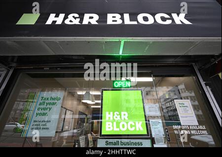 New York, USA. 25th Januar 2022. Ansicht eines H&R Block Steueraufbereitungsunternehmens in New York, NY, 25. Januar 2022. Die IRS gab bekannt, dass die Steuererklärung der Vereinigten Staaten am 24. Januar begann und dass die Menschen bis zum 18. April Mitternacht zur Einreichung haben. (Foto von Anthony Behar/Sipa USA) Quelle: SIPA USA/Alamy Live News Stockfoto