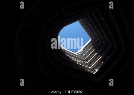 Abstraktes Gebäude Architektur Hintergrund städtisches Konzept. Moderne städtische Architektur Kreis Gebäude Büro Außenhintergrund blau schwarz Kunst Stockfoto