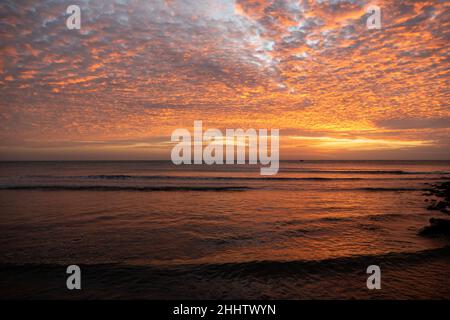 Schöner Sonnenuntergang mit Reflexionen auf dem Wasser. Brasilianischer Strand befindet sich in Jericoacoara, Ceara. Stockfoto