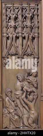 Tafel mit dem Massaker der Unschuldigen Anfang des 16th. Jahrhunderts Französisch bis 1950 säumte diese Tafel die große Halle von Highcliffe Castle in Südengland. Das Schloss wurde im Jahr 1830s für Lord Stuart de Rothesay erbaut und teilweise mit Steinarbeiten ausgestattet, die von der ruinierten königlichen Abtei in Jumièges in der Normandie erworben wurden, wo auch die Tafeln ihren Ursprung haben könnten. Wahrscheinlich schmückten sie einst die Rücken der Chorgestühl, die 1501 vom Abt von Jumièges bestellt wurden. Auf den fünfunddreißig Eichentafeln der Klöster (50.147.1–38) sind Szenen aus dem Leben der Jungfrau und Christi geschnitzt, die jeweils unter einem e stehen Stockfoto