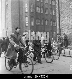 Cycles zum Verkauf auf dem Flohmarkt in Club Row, Bethnal Green, E1 London 1st. März 1955 Stockfoto