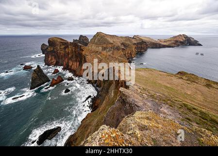 Panoramablick über die vulkanische Landschaft der Halbinsel „Ponta de São Lourenço“, Madeira. Die spektakulären Klippen und Felsen gehören zu den größten Stockfoto
