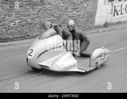 Motorradrennen Isle of man TT Races Juni 1954 Eric Oliver und sein Partner fahren während der Tourist Trophy-Rennen auf der Insel im Beiwagen-Rennen um Parkfield Corner. Stockfoto