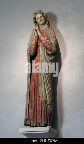 Trauernde Jungfrau 13th Jahrhundert Österreicher fast in der Runde geschnitzt, diese Figur und die von Johannes dem Evangelisten auf der rechten Seite der Tür ursprünglich flankiert eine Skulptur von Christus am Kreuz. Die Gruppe wurde wahrscheinlich auf einem Balken installiert, der die Breite eines Kirchenchors überspannt. Die Zahlen erinnerten die Gläubigen an die Worte im Johannesevangelium (19:26-27): "Als Jesus nun seine Mutter und den Jünger sah, den er liebte, spricht er zu seiner Mutter: Frau, siehe, dein Sohn. Danach spricht er zu dem Jünger: Siehe, deine Mutter!'. Trauernde Jungfrau. Österreich. 13th Jahrhundert. Holz und Farbe. Hergestellt in Tirol, Stockfoto