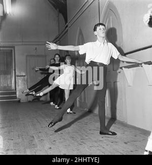 Babyunterricht und Kleinkinder, die ihren Ballettunterricht an der Rambert School im Mercury Theater, Notting Hill Gate, haben. Die Lehrer für die Babyklassen sind ältere Schüler, während die weiterführenden Junior-Klassen von einem erfahrenen Ballettlehrer, 15th. Januar 1954, besucht werden Stockfoto