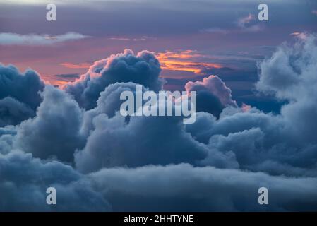 Wunderschöne Wolkenlandschaft bei Sonnenuntergang, geformt aus mächtigen Kumuluswolken, Madeira, Portugal Stockfoto