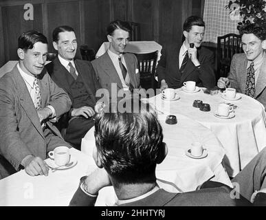 Frogmen's Reunion for World war zwei Helden verliehen dem Victoria Cross, das in einer BBC-Fernsehsendung erscheinen sollte. Sie sind Leutnant Basil Charles Godfrey Place, Leutnant Commander Ian Fraser, Leutnant Commander Donald Cameron, führender Seaman James Magennis und Leutnant Commander Lionel 'Buster' Crabb (zweite links). 4th. August 1949. Stockfoto