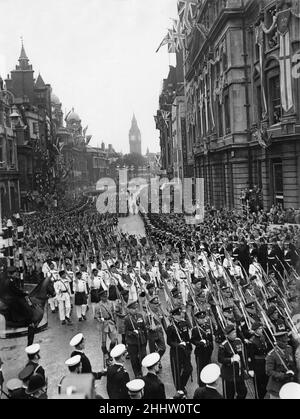 Mitglieder der ausländischen bewaffneten Dienste marschieren entlang Whitehall und führen die Krönungsprozession zurück zum Buckingham Palace nach der Krönung von Königin Elizabeth II. In der Westminster Abbey. 2nd. Juni 1953 Stockfoto