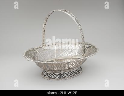 Basket 1770–76 Myer Myers American American American Baskets für Brot, Kuchen oder Obst sind extrem selten. Das Monogramm auf dem Innenraum ist für Susannah und Samuel Cornell. Myers machte mehrere Objekte für diese wohlhabenden Gönner aus New York und New Bern, North Carolina. Nach der Inschrift auf der Unterseite des Korbes gaben die Cornells ihn später ihrer Tochter Hannah, die am 19. Oktober 1786 Herman LeRoy heiratete. Hören Sie zu, wie Experten die Geschichte dieses Kunstwerks beleuchten Hörspiel oder Pause #4517. Basket unterstützt von Bloomberg Philanthropies Es tut uns leid, das Transkript für diesen Audiotrack ist kein Stockfoto