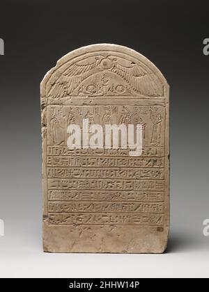 Stela des Sistrum-Spielers Wedjashu, Tochter des königlichen Schreibers Hor 2nd Jahrhundert v. Chr. ptolemäische Periode die Szene an der Spitze der Stele zeigt Wedjashu, die Tochter von Hor, die Osiris, Harendotes (die mit Min in Akhmim identifiziert wird), Anubis, Isis und Nephthys anbetet. Die Opferformel im Text nennt Osiris, Sokar-Osiris, Harendotes, Isis und Nephthys sowie alle Götter von IPW - der alte Name von Akhmim - im Namen von Wedjashu, der ein Sistrum-Spieler war. Ihr Vater Hor war ein königlicher Schreiber, und ihre Mutter war die Hausherrin Ankhes. Stela des Sistrum-Spielers Wedjashu, Tochter o Stockfoto