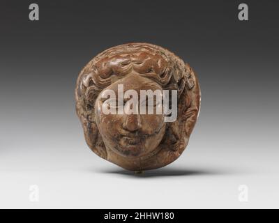 Kopf des Dionysos (?) Zur Befestigung, möglicherweise für eine Couch 332–30 v. Chr. Ptolemäische Periode feine Elfenbeinaufsätze wurden auf hellenistischen Sofas des Typs verwendet, der zum Essen und Schlafen diente, aber auch als Begräbnisbiere. Kopf des Dionysos (?) Zur Befestigung, eventuell für einen Tisch 551340 Stockfoto