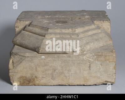 Column Base Ende des 12th. Jahrhunderts Französisch. Spaltenfuß. Französisch. Ende 12th. Jahrhundert. Stein. Hergestellt in Languedoc, Frankreich. Skulptur-Architektur Stockfoto