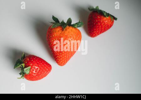 drei Erdbeeren auf weißem Hintergrund Stockfoto