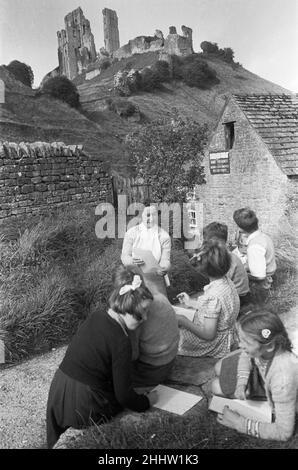 Schüler skizzieren Corfe Castle während eines Schulbesuchs zu den Ruinen der Burg aus dem 11th. Jahrhundert, die auf Befehl des Parlaments am Ende des englischen Bürgerkrieges abgerissen wurde. Circa Juni 1954 Stockfoto