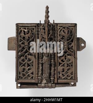 Schloss 15th–16th Jahrhundert europäisch die Dekoration gotischer Eisenschlösser und Schlüssel war oft aufwendig und von höchstem Verarbeitungsstandard. Die Motive wurden häufig aus der gotischen Architektur gezogen und reproduzieren im Miniaturmaßstab komplizierte Tracieriemuster und sogar kleine Statuetten. Eine Reihe dieser winzigen Schlösser waren zusammengeschlüssel, einige der Mechanismen waren nicht sichtbar und erforderten zwei oder sogar drei Schlüssel, die nacheinander verwendet wurden, um sie zu öffnen. Es wurde vorgeschlagen, dass die stark erweiterte Verwendung von Schlössern an Türen oder Sargträten und anderen Arten von Lagerkisten ein Ergebnis der zunehmenden Urba war Stockfoto