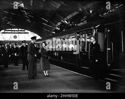 Prinzessin Elizabeth und Prinz Philip in Liverpool. Das königliche Paar am Bahnhof Lime Street. Nach ihrer Rückkehr von einer Royal Tour in Liverpool. November 1951. Stockfoto