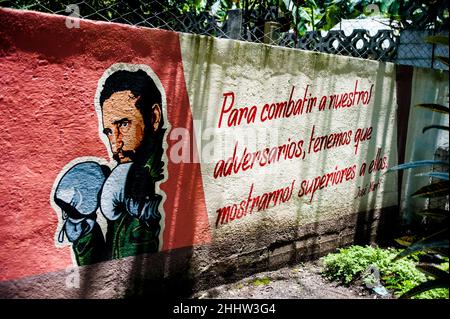 Künstlerische Darstellung des kubanischen Präsidenten Fidel Castro mit Boxhandschuhen auf einer Graffiti-Zeichnung auf einer Straße in Havanna, Kuba. Stockfoto