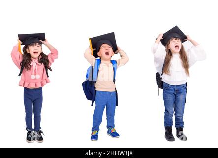 Fröhliche, aufgeregte Kinder mit Abschlussmütze und Schreien Stockfoto