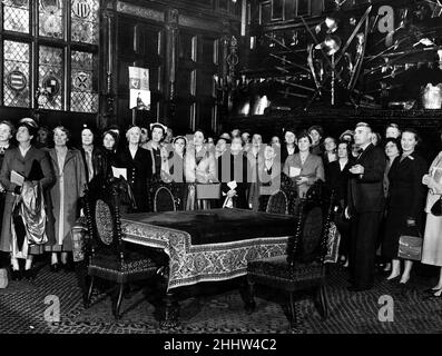 Die Frauen von Lighton Engineers besuchen die Speke Hall, das aus dem 16th. Jahrhundert stammende, holzgerahmte Tudor-Herrenhaus in Speke, Liverpool.16th. September 1953. Stockfoto