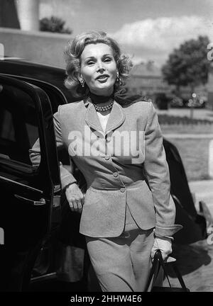 ZSA Zsa Gabor 13th. August 1952. Geboren - Sari Gabor, am 6th 1917. Februar, in Budapest. Bühnendebüt in Wien mit 15 und war Miss Hungary 1936. In den USA seit 1941. Sie ist vor allem für ihre Juwelen und Ehemänner (darunter George Sanders und Hoteliers Conrad Hilton) bekannt als für ihre schauspielerischen Leistungen. Als Empfängerin teurer Geschenke von General Rafael Trujillo wurde sie von einem Kongressabgeordneten als „die teuerste Kurtisane seit Madame de Pompadour“ bezeichnet. Sie ist eine der glamourösesten Frauen in Amerika, und ihre Filmrollen waren meist dekorativ. Ein häufiger scharfer Gast im Fernsehen sprach Stockfoto