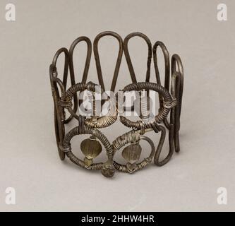 Armband oder Armreif mit Uraei 304 v. Chr.–n. Chr. 364 ptolemäische oder römische Periode. Armband oder Armreif mit Uraei. 304 V. CHR.–N. CHR. 364. Silber. Ptolemäische oder römische Periode. Aus Ägypten, Zentraldelta, Tell el-Balamun (Diospolis inferior), Carnarvon/Carter Excavations, 1913 Stockfoto