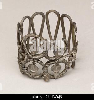 Armband oder Armreif mit Uraei 304 v. Chr.–n. Chr. 364 ptolemäische oder römische Periode. Armband oder Armreif mit Uraei. 304 V. CHR.–N. CHR. 364. Silber. Ptolemäische oder römische Periode. Aus Ägypten, Zentraldelta, Tell el-Balamun (Diospolis inferior), Carnarvon/Carter Excavations, 1913 Stockfoto