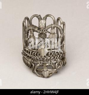 Armband oder Armreif mit Uraei 304 v. Chr.–n. Chr. 364 ptolemäische oder römische Periode. Armband oder Armreif mit Uraei. 304 V. CHR.–N. CHR. 364. Silber. Ptolemäische oder römische Periode. Aus Ägypten, Zentraldelta, Tell el-Balamun (Diospolis inferior), Carnarvon/Carter Excavations, 1913 Stockfoto