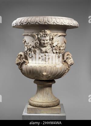 Autumn (eins von einem Paar) 1745–47 Nichola Sébastien Adam der jüngere Franzose Diese Vase, zusammen mit ihrem Partner von Jean-Baptiste Pigalle, war Teil eines Viererpaares, das vom Architekten Ange-Jacques Gabriel für das königliche Château de Choisy entworfen wurde. Keine der Vasen wurde jedoch jemals nach Choisy geschickt. Das Paar des Museums wurde von Ludwig XV. An den marquis de Marigny, den Bruder des Marquise de Pompadour, gegeben, der sie in seine eigene château in Ménars brachte, wo sie bis Anfang dieses Jahrhunderts blieben. Das andere Paar, dekoriert mit den Attributen des Frühlings, wurde von Jacques Verbeckt gemacht und ist geteilt Stockfoto