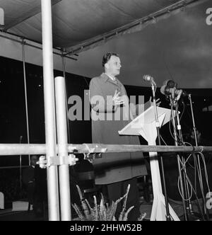 Der amerikanische Evangelist Billy Graham sprach während seines Besuchs in London an die riesige Menschenmenge in Wembley. 11th Mai 1955. Stockfoto
