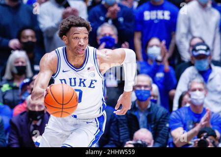 25. Januar 2022: Duke Blue Devils Stürmer Wendell Moore Jr. (0) bringt den Ball gegen die Clemson Tigers während der ersten Hälfte des ACC-Basketballmatchup in Cameron Indoor in Durham, NC. (Scott Kinser/Cal Sport Media) Stockfoto