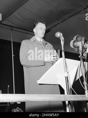 Der amerikanische Evangelist Billy Graham sprach während seines Besuchs in London an die riesige Menschenmenge in Wembley. 11th Mai 1955. Stockfoto