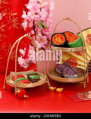 Imlek Chinese New Year Cake, Nian Gao oder Kue Keranjang, Fa Gao oder gedünsteter Cupcake, Kue Ku oder Angku und gedünsteter Sticky Reiskuchen oder Wajik. Rotes Konzept Stockfoto