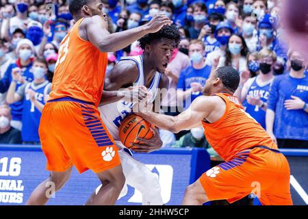 25. Januar 2022: Duke Blue Devils Forward A.J. Griffin (21) wird vom Clemson Tigers-Wächter Nick Honor (4) gefesselt, um während der ersten Hälfte des ACC-Basketballmatchup in Cameron Indoor in Durham, NC, einen Sprungball zu zwingen. (Scott Kinser/Cal Sport Media) Stockfoto