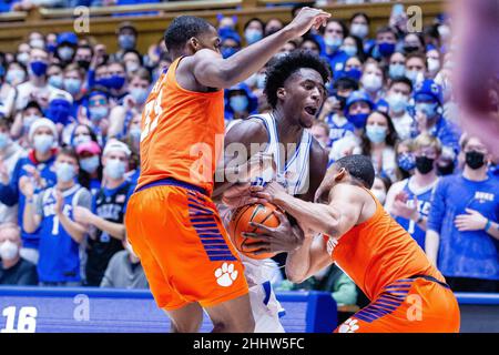 25. Januar 2022: Duke Blue Devils Forward A.J. Griffin (21) wird vom Clemson Tigers-Wächter Nick Honor (4) gefesselt, um während der ersten Hälfte des ACC-Basketballmatchup in Cameron Indoor in Durham, NC, einen Sprungball zu zwingen. (Scott Kinser/Cal Sport Media) Stockfoto