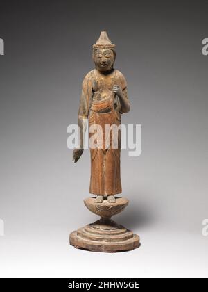 Shō Kannon 12th Century Japan die frontale Pose und die abgeflachte Draperie lassen Shō Kannons Status als die wichtigste Inkarnation von Avalokiteshvara, dem Bodhisattva des Mitgefühls, erahnen. Das Werk, das in der späten Heian-Zeit in Japan entstand, als Holz ein beliebtes Medium für hingebungsvolle Figuren war, wäre Teil eines skulpturalen Ensembles gewesen. Die erhobene Faust der Figur hielt einst wahrscheinlich eine Lotusblume, die jetzt verloren war. Spuren von Pigment auf Körper und Kleidungsstück deuten darauf hin, dass die Oberfläche vollständig gemalt worden wäre. Shō Kannon 49257 Stockfoto
