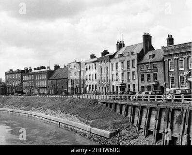 Der Hauptabflusskanal des Westkanals für die umliegenden Fens verläuft direkt durch die Stadt Wisbech. Feine georgische Architektur am North Brink mit Blick auf den Kanal. 9th Mai 1947. Stockfoto