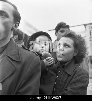 Junge Mutter mit ihrer Tochter besucht den Flohmarkt in der Club Row, Bethnal Green, E1 London 1st. März 1955 Stockfoto