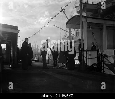 Prinzessin Elizabeth und Prinz Philip in Liverpool nach ihrer Rückkehr von einer Royal Tour. Nach der langen, anspruchsvollen Tour wird die britische Botschafterin am Kai von Liverpool vom Lord Lieutenant of the County Palatin of Lancaster, dem Earl of Derby, empfangen. November 1951. Stockfoto