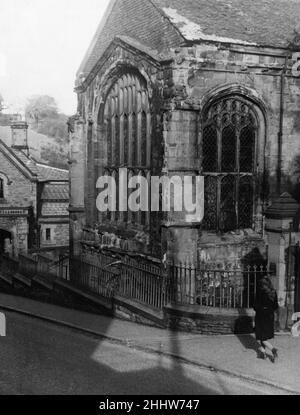 St. Winefride's Well Shrine in Holywell, Flintshire, Wales, 15th. Dezember 1949. Auch bekannt als Winifred's Well, behauptet es, der älteste ständig besuchte Wallfahrtsort in Großbritannien zu sein (über 1300 Jahre) und ist ein denkmalgeschütztes Gebäude der Klasse I. Pilger haben den Brunnen von St. Winefride im Laufe der Geschichte besucht, um Heilung zu suchen. Stockfoto