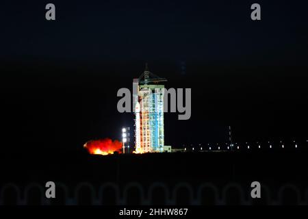 JIUQUAN, CHINA - 26. JANUAR 2022 - Eine lange Trägerrakete vom 4C. März hebt die l-SAR 01-Gruppe A vom Jiuquan-Satellitenstartzentrum in Jiuqu in den Weltraum Stockfoto