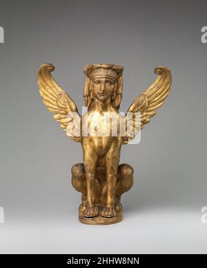 Geflügelte Sphinx (einer von einem Paar) Ende des 18th. Jahrhunderts Französisch. Geflügelte Sphinx (eines von einem Paar) 189624 Französisch, geflügelte Sphinx (eines von einem Paar), Ende 18th Jahrhundert, Holz, insgesamt (bestätigt): 10 3/16 ? 9 5/16 ? 4 15/16 Zoll (25,9 ? 23,7 ? 12,5 cm). Das Metropolitan Museum of Art, New York. Schenkung von J. Pierpont Morgan, 1906 Stockfoto