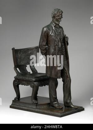 Abraham Lincoln: The man (Standing Lincoln) 1884–87; reduziert 1910; Darsteller 1911 Augustus Saint-Gaudens Amerikaner Diese Statue ist eine Reduktion nach dem Denkmal von Saint-Gaudens an Abraham Lincoln (1809–1865), das 1887 im Chicagoer Lincoln Park eingeweiht wurde. Der Bildhauer stützte das Porträt auf Leonard Wells Volks Lebensmaske von Lincoln (2007.185.2) und auf Fotografien, die während seiner Präsidentschaft entstanden sind. Saint-Gaudens Vision des sechzehnten Präsidenten wurde weiter durch die Reden und Schriften seines Subjekts und durch seine eigenen Jugendlichen Erinnerungen an Lincolns Besuche in New York bestimmt. Hier ist ein nachdenklicher Lincoln Stockfoto