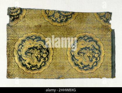 Textil mit Drachen und Phönixen China des späten 13th.–14th. Jahrhunderts Dieses Fragment ist ein seltenes Beispiel für das berühmte „Tuch aus Gold“, das im 13. Und 14. Jahrhundert unter der Herrschaft der Yuan-Mongolen-Dynastie (1271–1368) in China und Zentralasien hergestellt wurde. Es ist mit roten Seidenfäden gewebt, die durch Goldfäden ergänzt wurden, und zeigt eine Reihe von zwei floralen Raunen, die geschwungene Drachen enthalten, die einer Perle jagen, und eine obere Reihe von drei Teilblütenradrunden, die Phönixe enthalten. Die Rundel sind in horizontalen Reihen gewebt und vor einem Hintergrund aus winzigem Goldhexag gesetzt Stockfoto