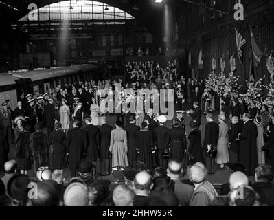 Der Staatsbesuch von König Friedrich IX. Und Königin Ingrid von Dänemark. Abgebildet bei ihrer Ankunft. Sie werden von der britischen Königsfamilie empfangen. 8th Mai 1951. Stockfoto