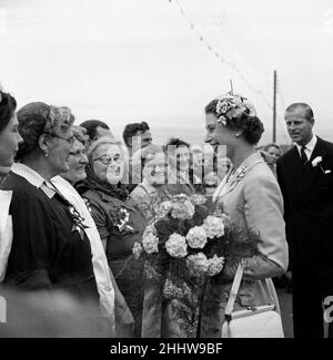 Queen Elizabeth chattet mit Fisher Women auf der Peel Isle of man mit Prinz Philip Duke von Edinburgh.August 1955. Stockfoto